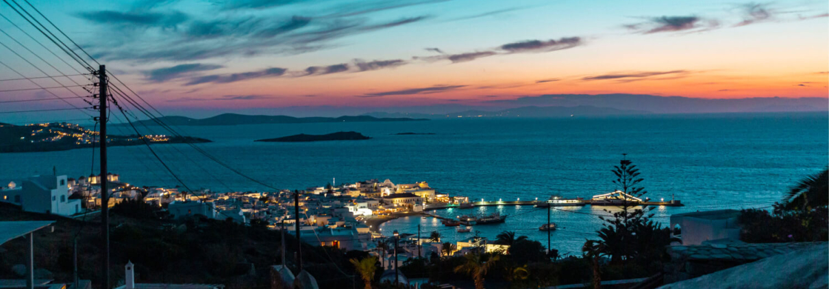 a beautiful view of the sun setting in mykonos la fine di un tramonto a mykonos con una bella vista dell'isola