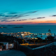 a beautiful view of the sun setting in mykonos la fine di un tramonto a mykonos con una bella vista dell'isola
