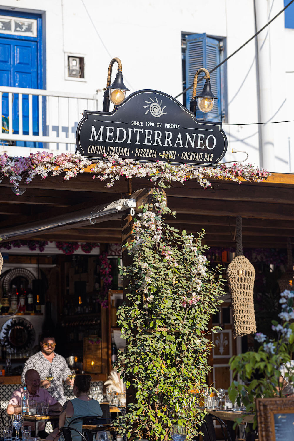 and after having read our essential tips, you must come to eat at Mykonos Mediterraneo