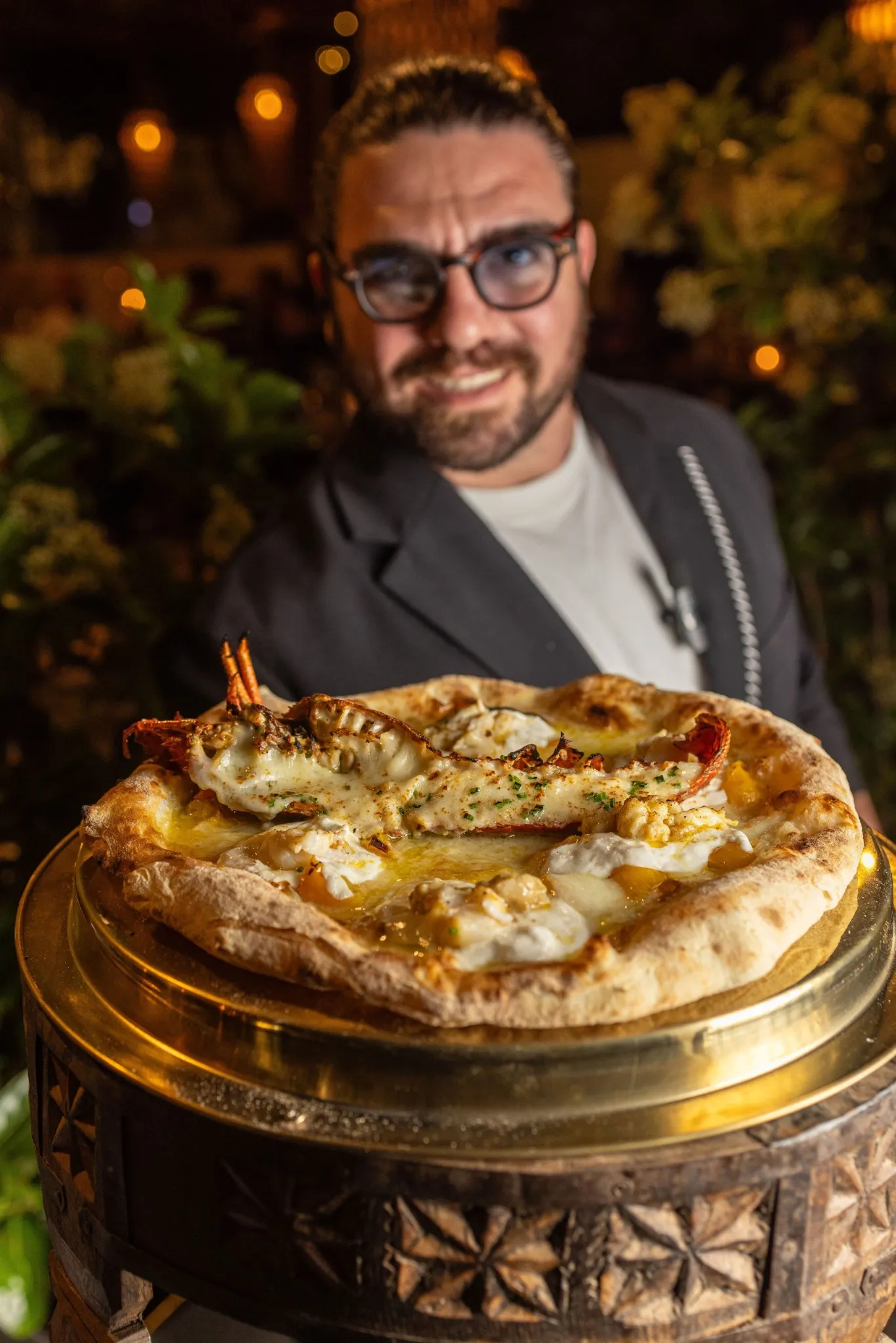 the image shows one of the most famous of the italian dishes, pizza una delle specialità italiane a mykonos, pizza con l'aragosta