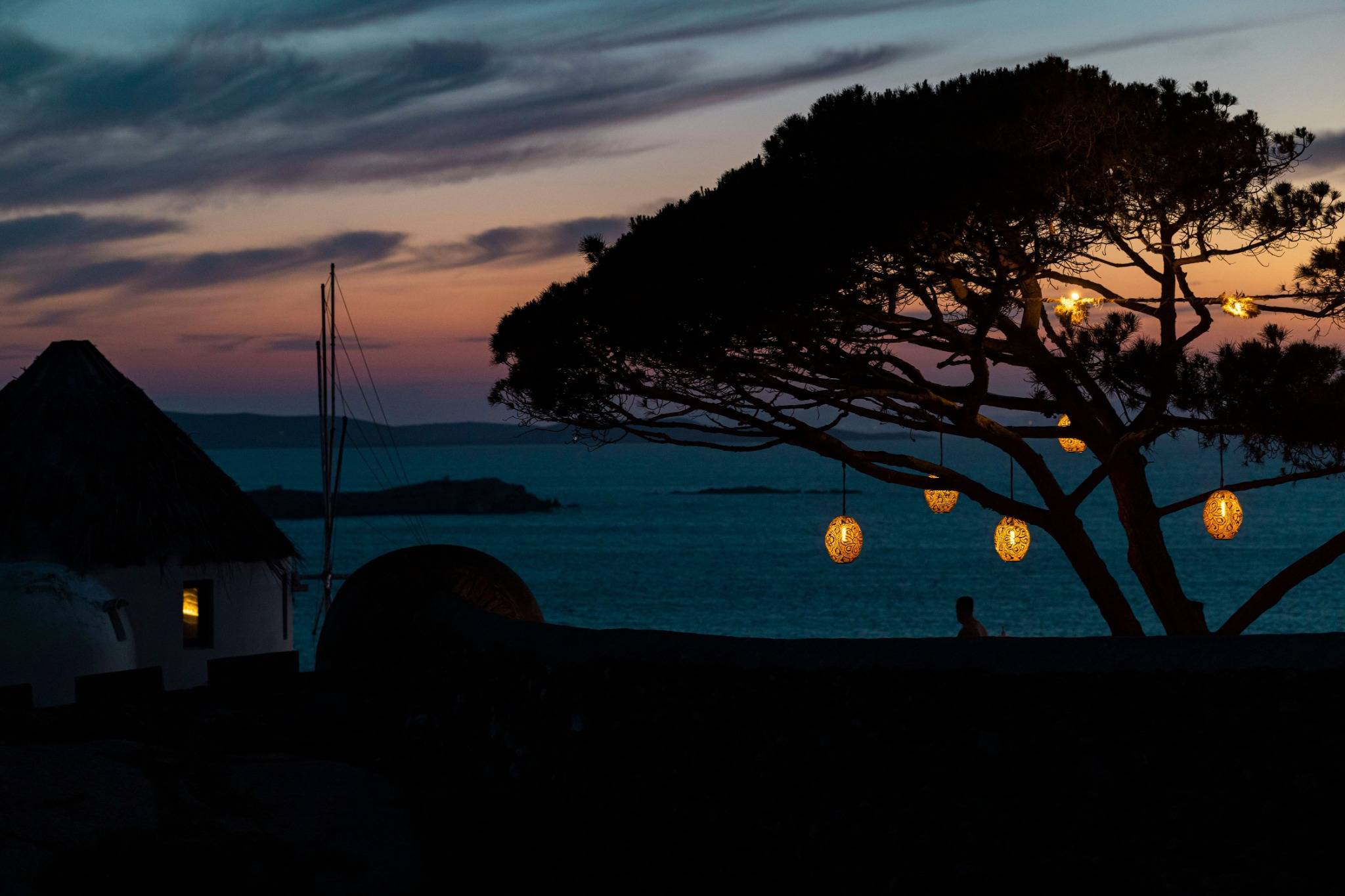 photo of a sunset in mykonos immagine di un tramonto a mykonos