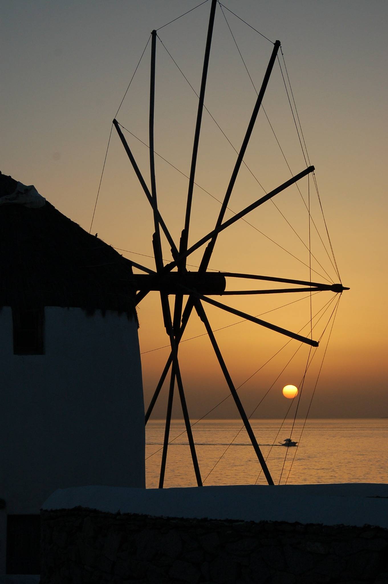 the famous windmills of Kato Mili before a beautiful sunset in mykonos I Mulini a Vento di Kato Mili davanti a un tramonto a mykonos