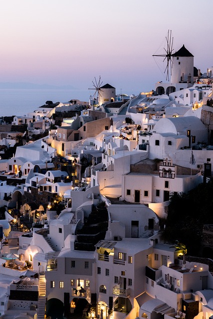 vista di mykonos con i mulini a vento se ti chiedi quale isola greca scegliere