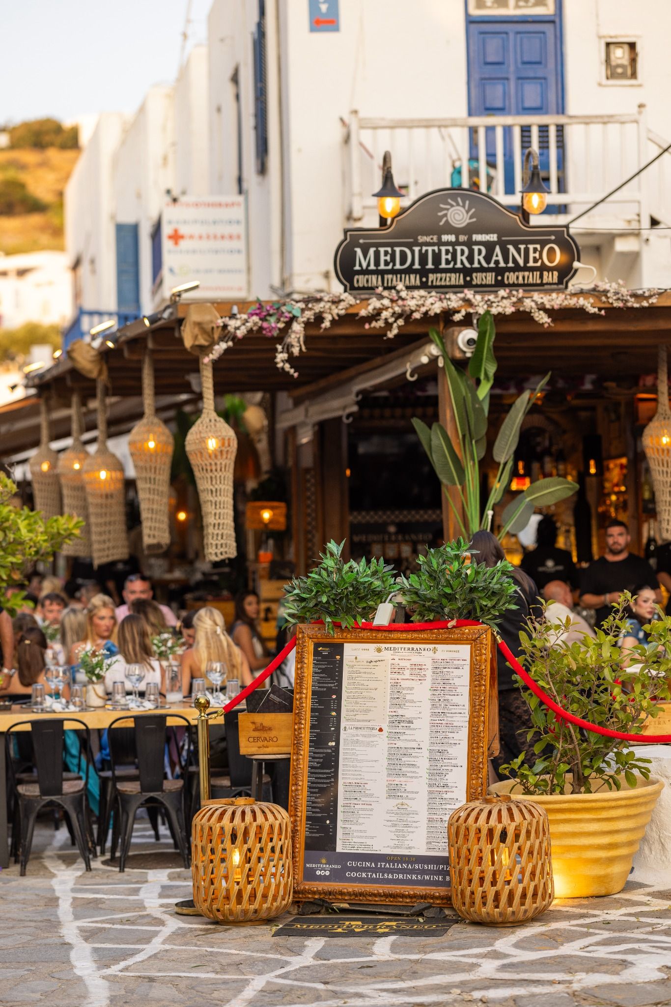 Mediterraneo Mykonos, where to eat after visiting Panagia Paraportiani Mediterraneo Mykonos, dove mangiare dopo aver visitato Panagia Paraportiani